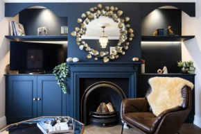 Luxe Stratford period Townhouse beautifully renovated, well equipped, sleeps up to 4 - free parking - minutes walk to town, theatre & pubs